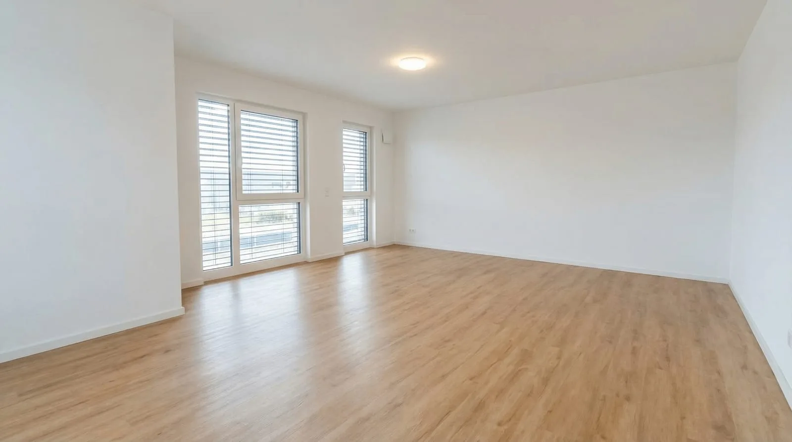 Immagine prima: stanza vuota in un annuncio immobiliare